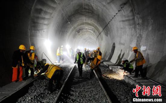 甘洛■成昆铁路甘洛段改线新建的埃岱隧道进入最后冲刺