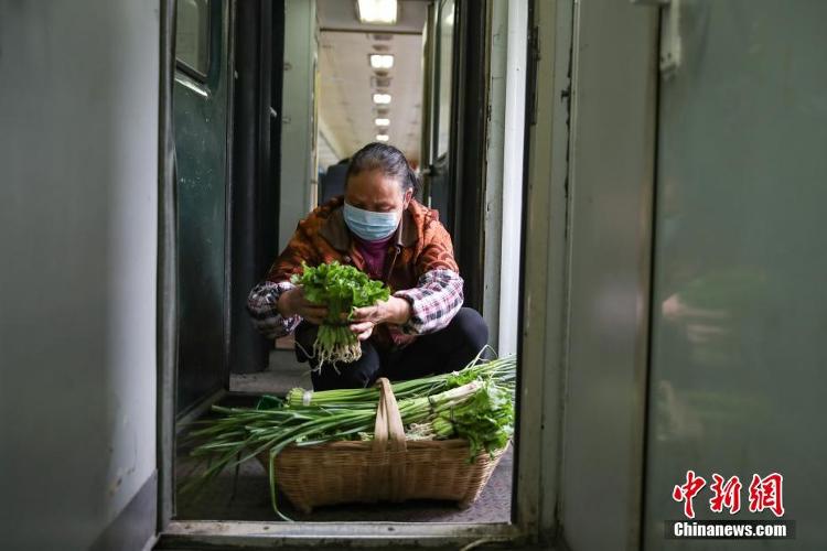 「中国新闻网」最低2元：贵州山区带货慢火车重现繁忙