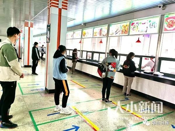 【大小新闻】学生咋就餐？烟台这个学校的“方舱餐厅”火了