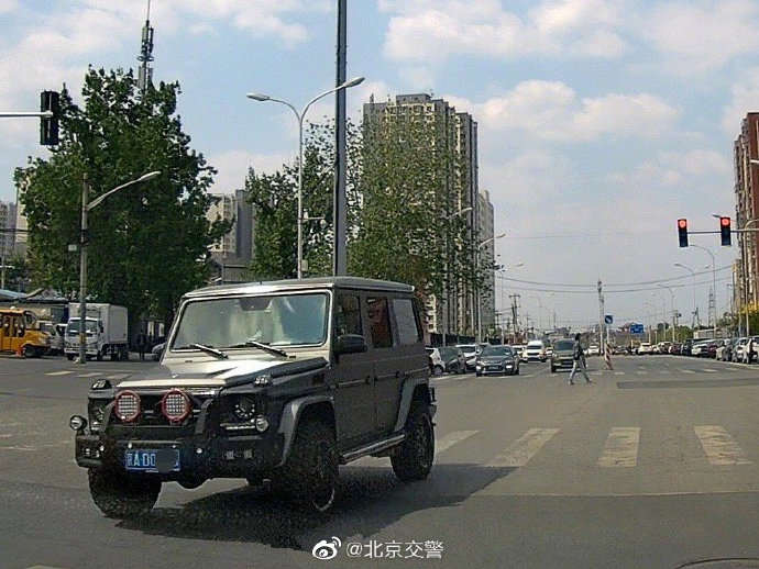 北京交警@奔驰大G逆行还闯红灯？北京交警：已在核实处理