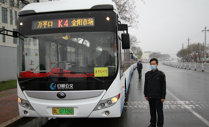 4月19日早上6:10分,伴隨著喜人的春雨,日照市第一輛k4路公交車從海曲