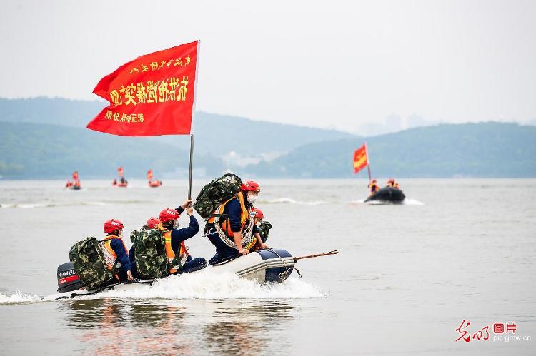 『湖北武汉：疫情下的抗洪演练』湖北武汉：疫情下的抗洪演练