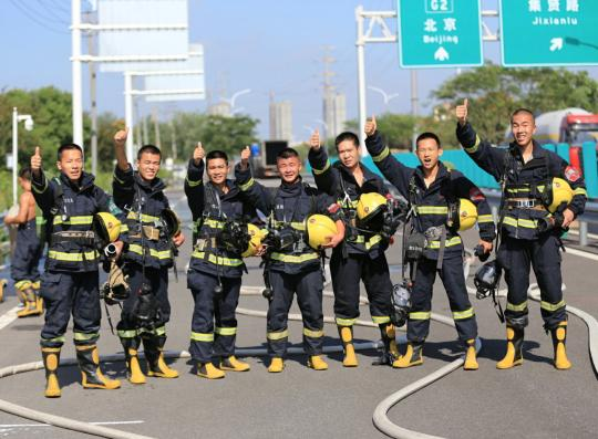 消防员休假刚出大门@消防员休假刚出大门 警铃响起瞬间转身跑回营区