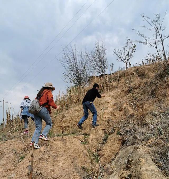 13名教师翻山越岭送教上门：13名教师翻山越岭送教上门 25个村里265名学生哭了