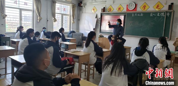 [学生]河北保定高三开学首日：互道“好久不见” 师生同吃同住