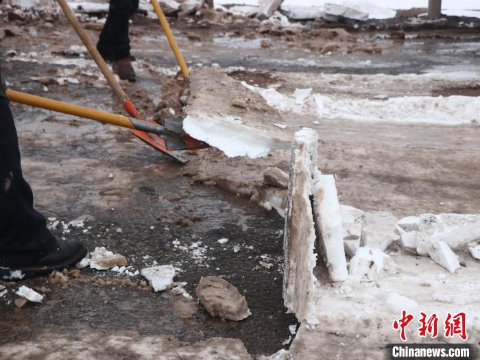 安多县@西藏交警顶风冒雪助力抢通国道109线