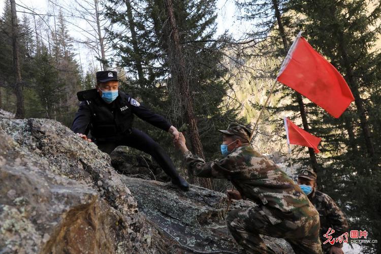 「翻山巡边保平安」翻山巡边保平安