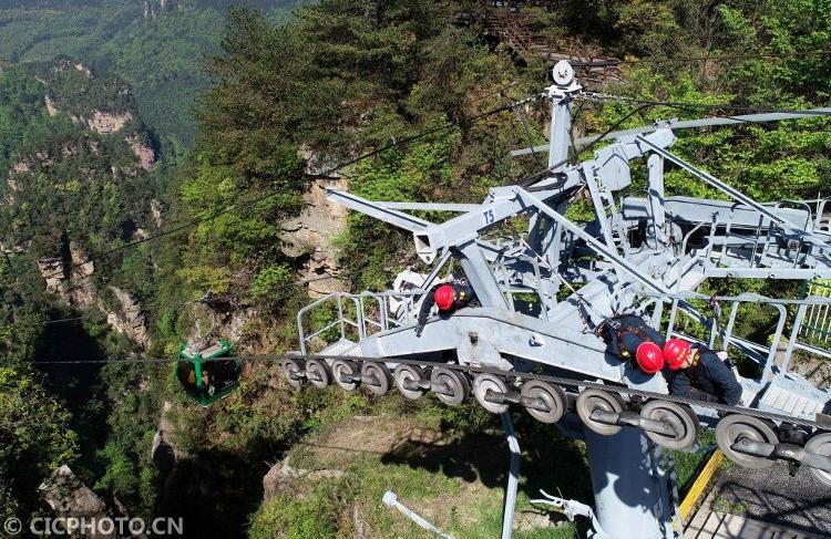 「索道」湖南张家界：高空索道巡检 备战“五一”假期