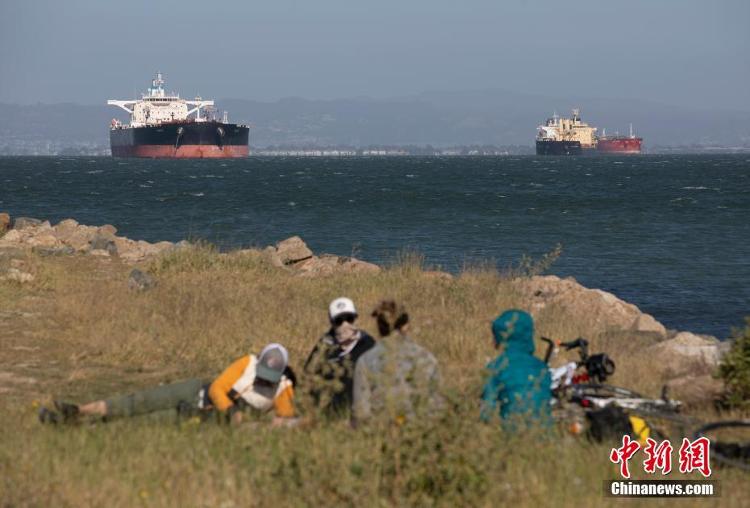 中国新闻网@2000万桶原油无处可卸，30余艘油轮停泊美加州沿海