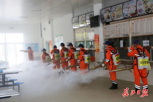 『央视新闻客户端』“被”暖到了！武汉高校帮学生晒被子备学生返校复课