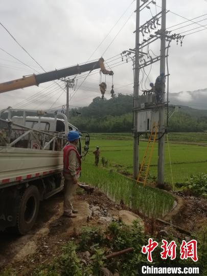 强降雨福建三明短时强降雨致电力受损 影响2300余户用电