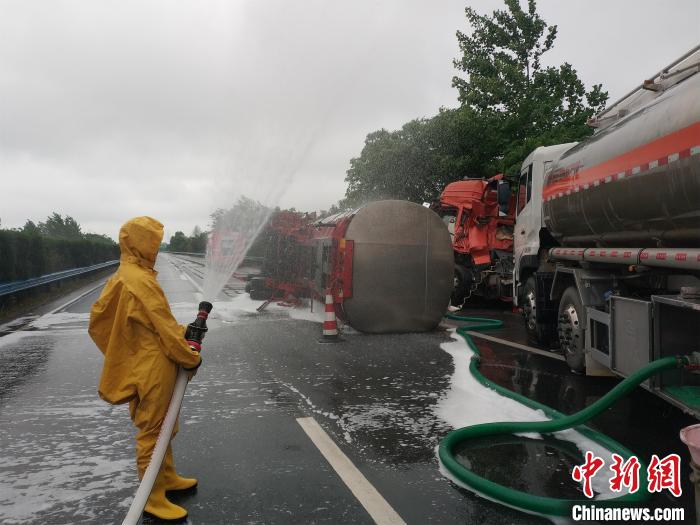 乙醇乙醇槽罐车高速侧翻泄漏 湖北浠水消防紧急处置