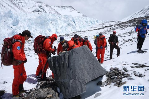 新华社到底什么才是登顶的好时机？，珠峰高程测量登顶推迟