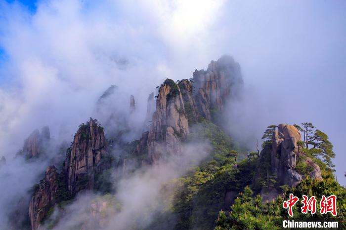 中国新闻网三清山霞光美景：玉台落日照紫烟