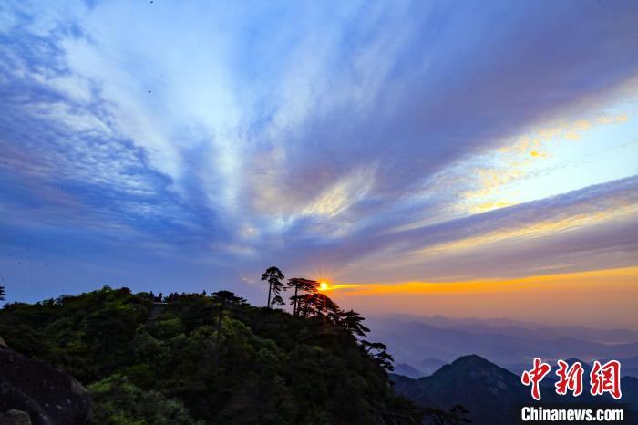 中国新闻网三清山霞光美景：玉台落日照紫烟