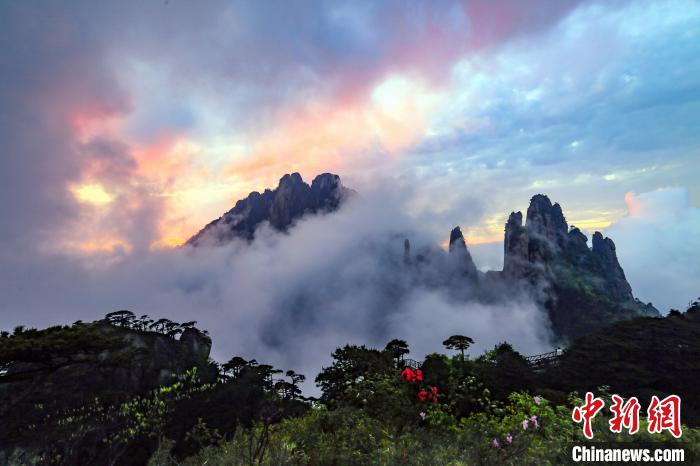 中国新闻网三清山霞光美景：玉台落日照紫烟