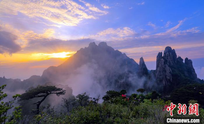 中国新闻网三清山霞光美景：玉台落日照紫烟