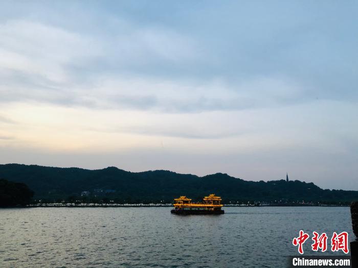 西湖杭州西湖夜游复航 市民游客初夏夜泛舟湖上