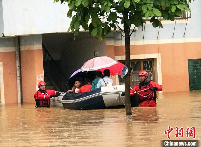 广西崇左暴雨致内涝 消防紧急转移21名被困人员