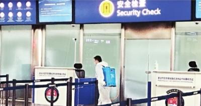 武汉天河机场安检通道半小时消杀一次 旅客：很放心
