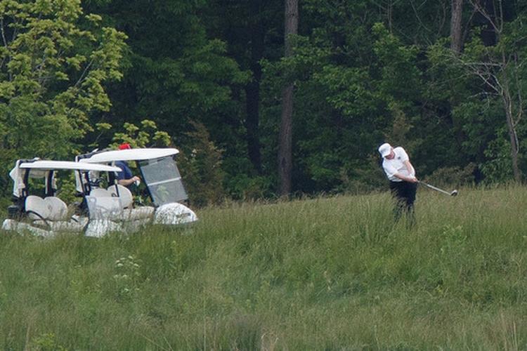 新华社特朗普连打两天高尔夫遭批，美国新冠死亡病例近10万