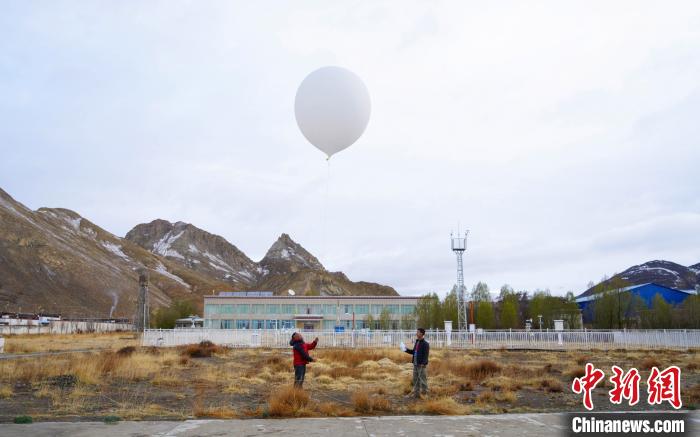 珠峰 2020珠峰高程测量登山队登顶珠峰开展测量