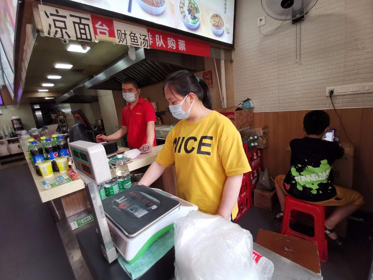 张博武汉10岁男孩闹市上网课，纸箱作课桌