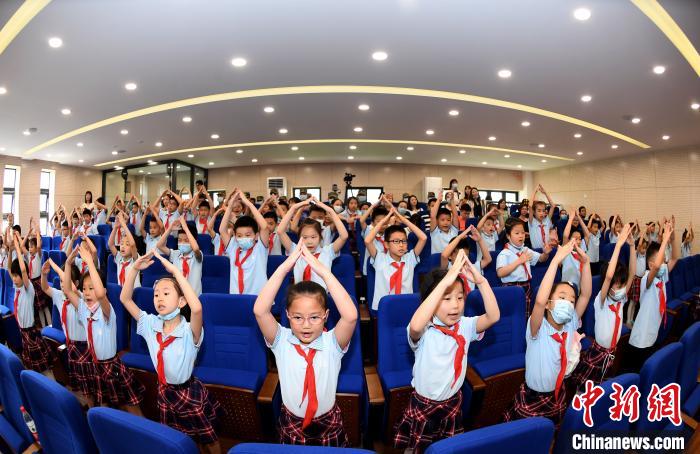 孩子们直击成都小学迎“六一”：为学生送上“特殊”礼物