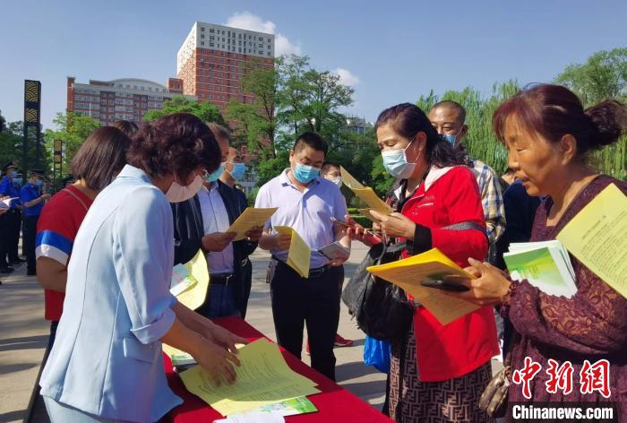 吐痰 中国首部治理公共场所随地吐痰问题省级地方性法规正式实施