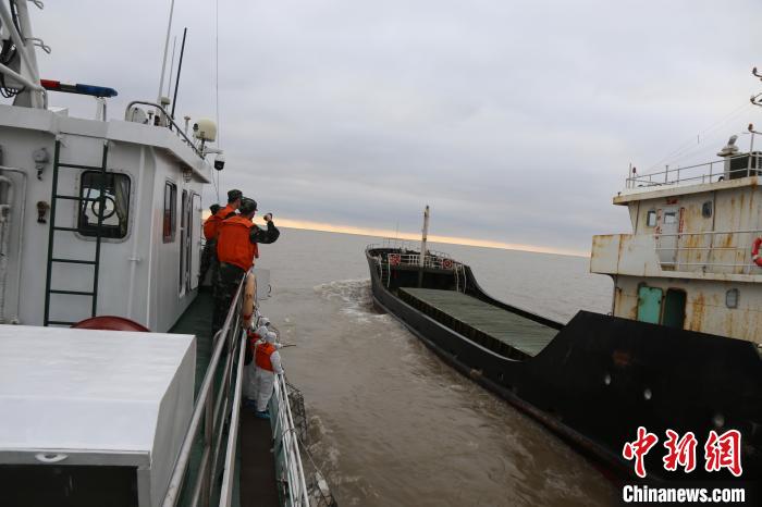 上海 上海海警局强势打击海上走私成品油1600吨