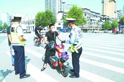 安全带武汉交警全市一百个路口检查“一盔一带”