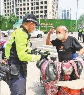 安全带 武汉交警全市一百个路口检查“一盔一带”