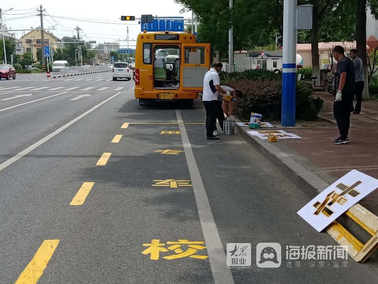 校车停车警示牌图片