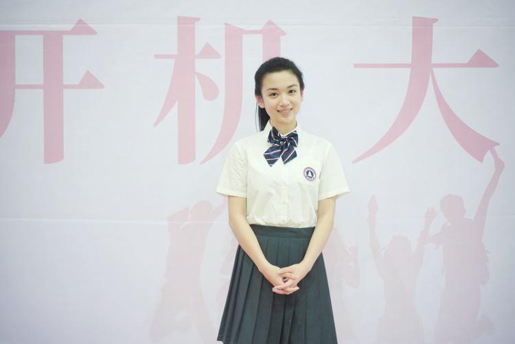 代露娃亮相《拜托了班长》开机仪式 饰演学霸少女