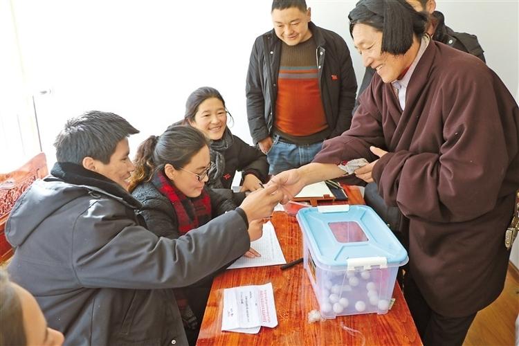 剛開始,曲措非常不願意離開生她養她的這方土地