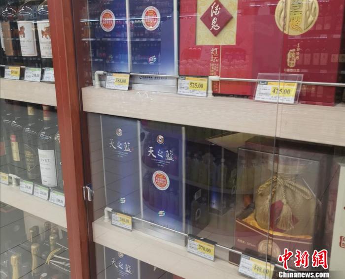 中国新闻网夏天啤酒占C位？白酒涨价给自己“加戏”