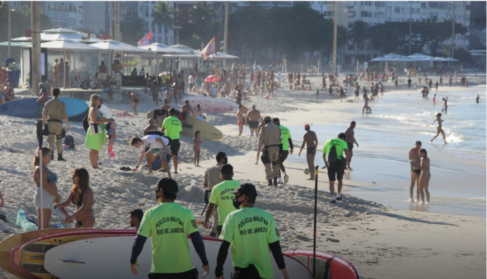 央视新闻客户端阳光海滩难抗拒？巴西多地民众违反禁令