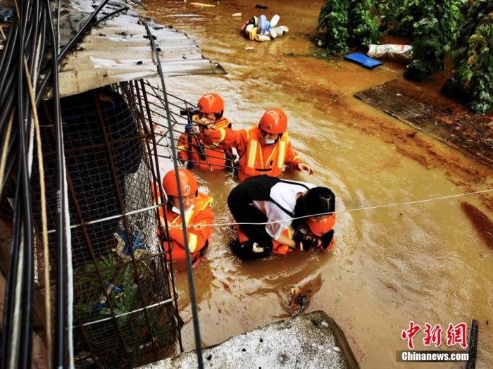 暴雨气象台连续28天发布暴雨预警 “雨雨雨”成霸屏热搜词