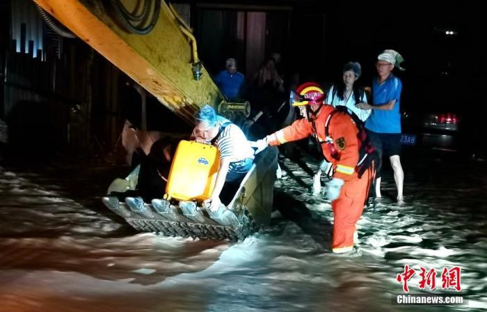 暴雨气象台连续28天发布暴雨预警 “雨雨雨”成霸屏热搜词