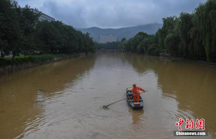 暴雨气象台连续28天发布暴雨预警 “雨雨雨”成霸屏热搜词