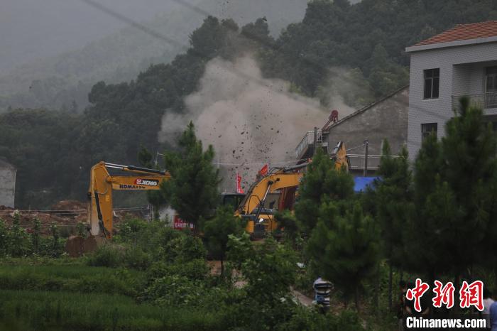 救援|湖北黄梅山体滑坡被困9人已搜救出 1人生还