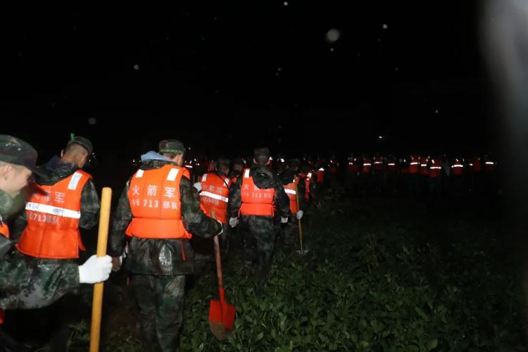 “中国军视网”微信公众号|这就是军人优先！抗洪抢险火箭军来了！