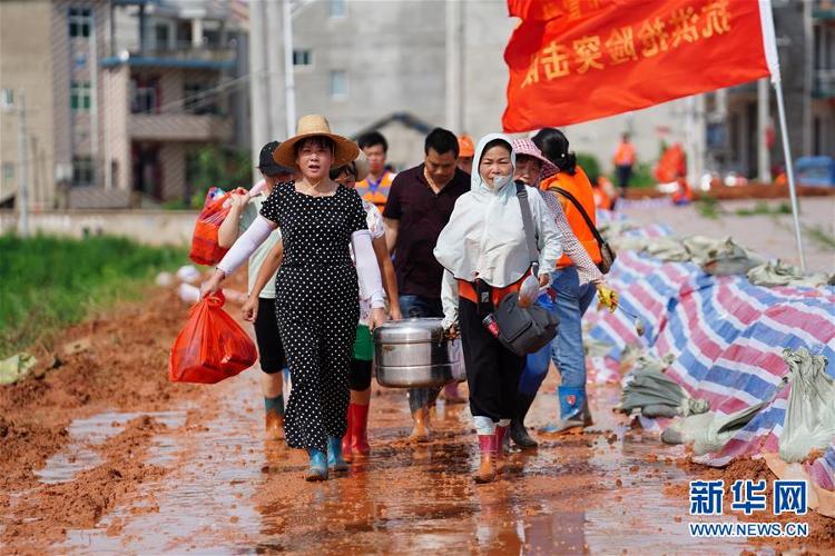 新华网|“我们不只会跳广场舞，还能上堤保家园”——防汛“阿姨团”的一天