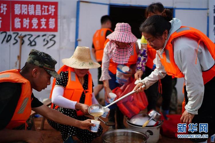 新华网|“我们不只会跳广场舞，还能上堤保家园”——防汛“阿姨团”的一天