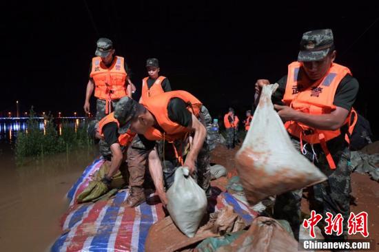 中国新闻网|江西鄱阳城郊昌江圩的昼与夜：危堤压“惊”