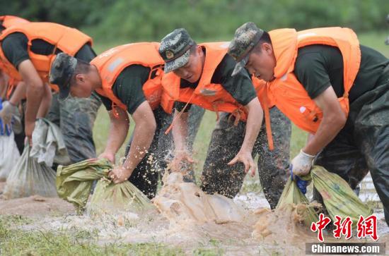 中国新闻网|江西鄱阳城郊昌江圩的昼与夜：危堤压“惊”