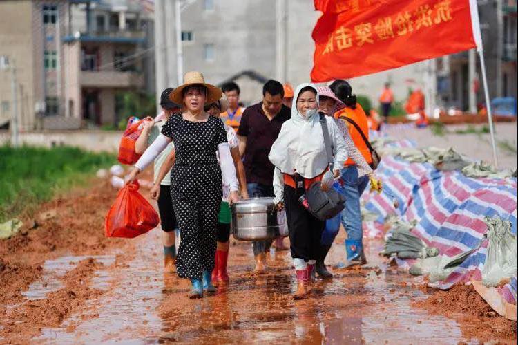 对话鄱阳抗洪一线上“乘风破浪的姐姐”：我们辛苦点|对话鄱阳抗洪一线上“乘风破浪的姐姐”：我们辛苦点 战士们的担子就轻点