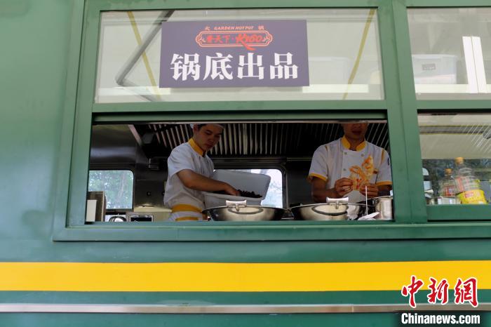 车厢|成都一火锅店开到“绿皮火车”上