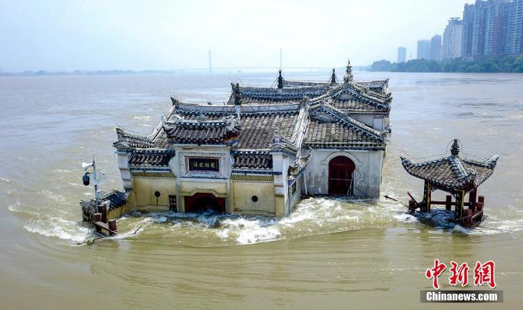 7月17日,湖北省鄂州市长江江心上的观音阁已被淹没大半