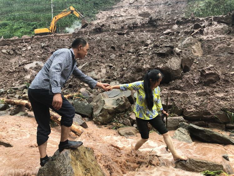 海报直击丨重庆开州强降水致多处滑坡：泥水冲破窗涌进村民厨房，出行主干道被堵|海报直击丨重庆开州强降水致多处滑坡：泥水冲破窗涌进村民厨房，出行主干道被堵